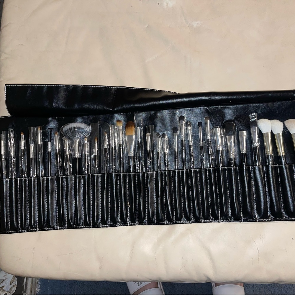 Mac cosmetics set of 34 makeup brushes, makeup brush set